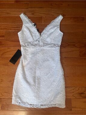 Bebe White Lace V-Neck Bodycon Dress size Medium